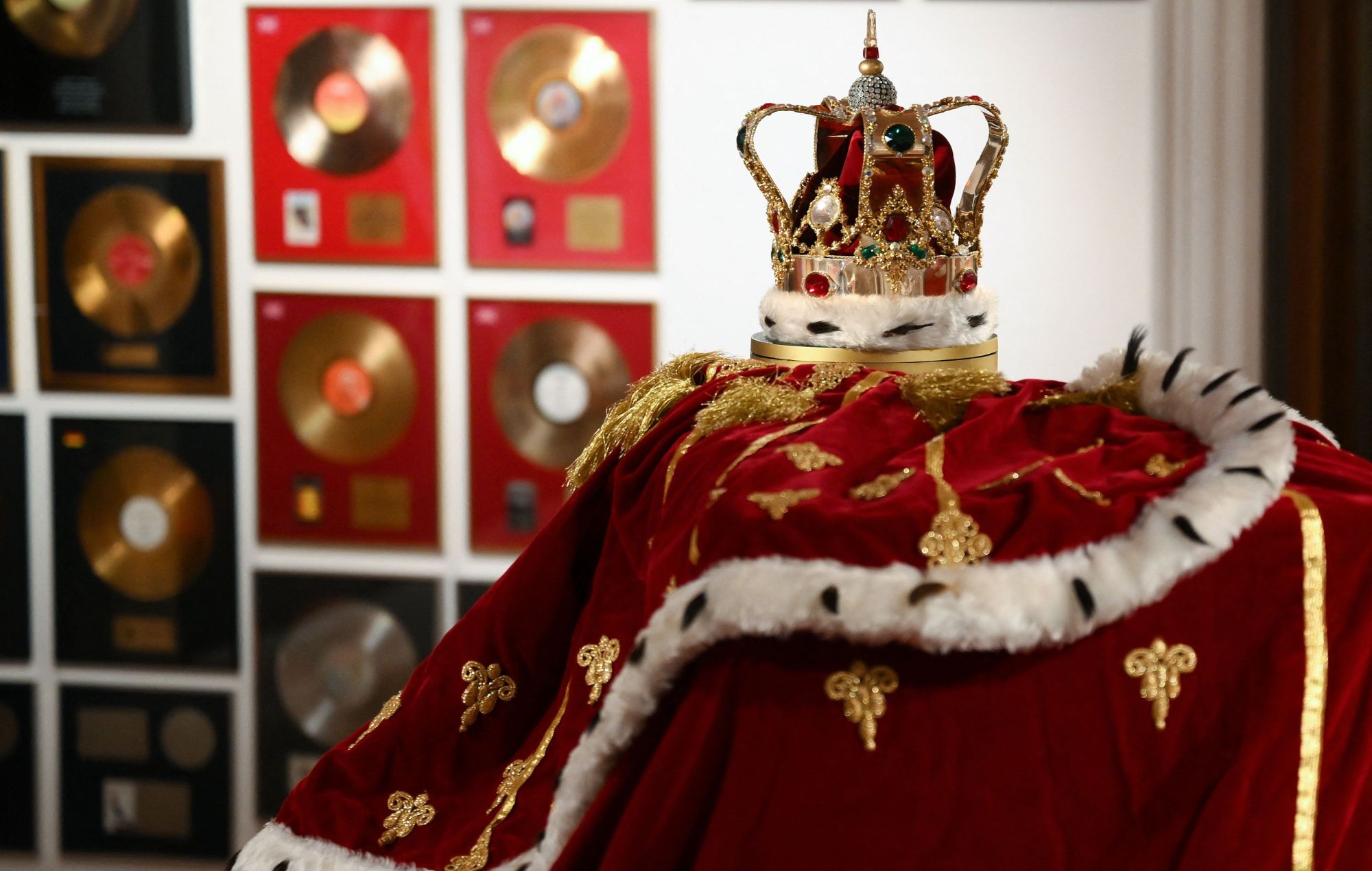 reddie Mercury's signature crown and cloak ensemble, worn throughout Queen's 1986 'Magic' Tour