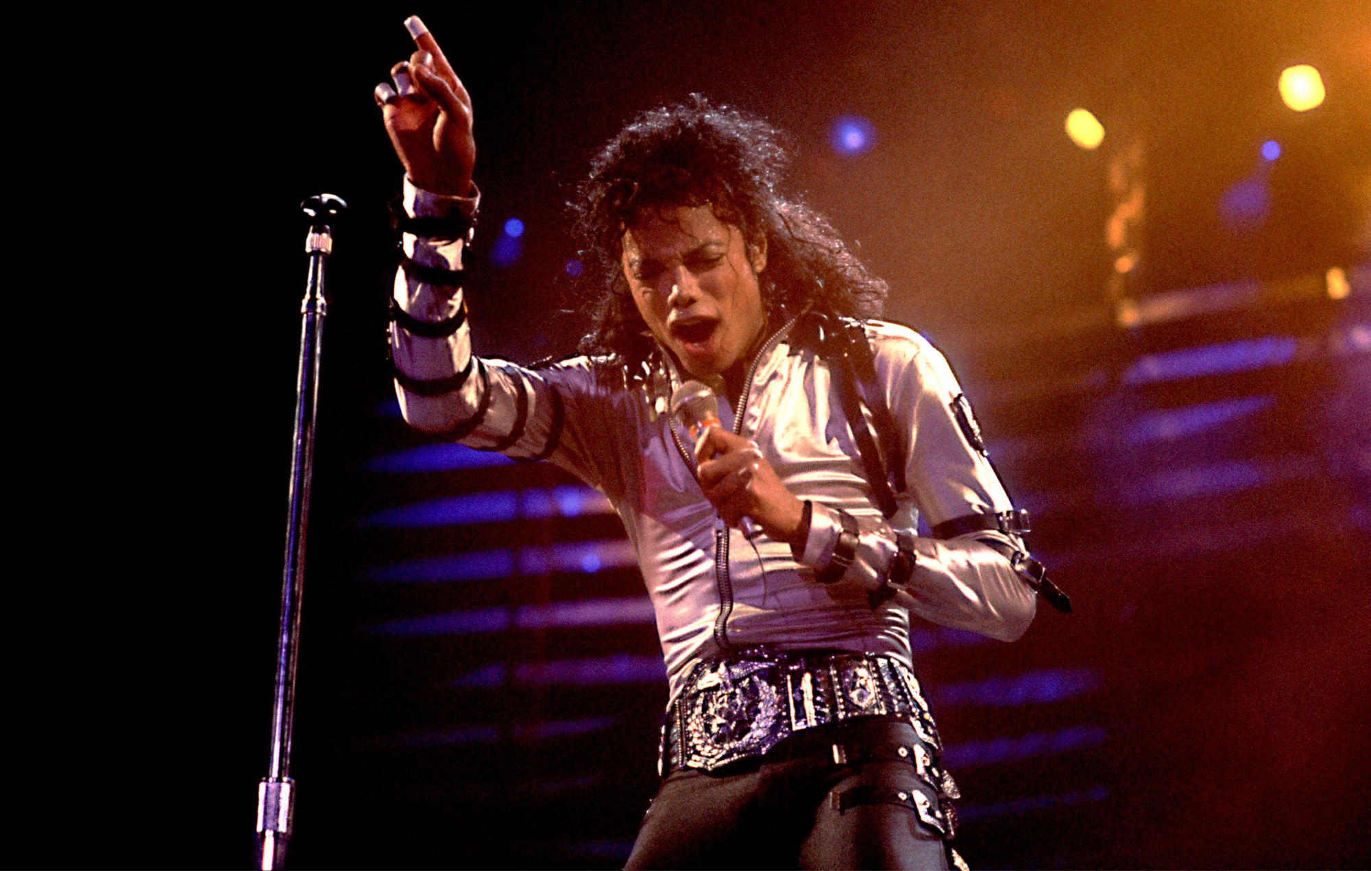 Michael Jackson performs onstage at the Rosemont Horizon during his 'BAD' tour, Rosemont, Illinois, April 19, 1988. 